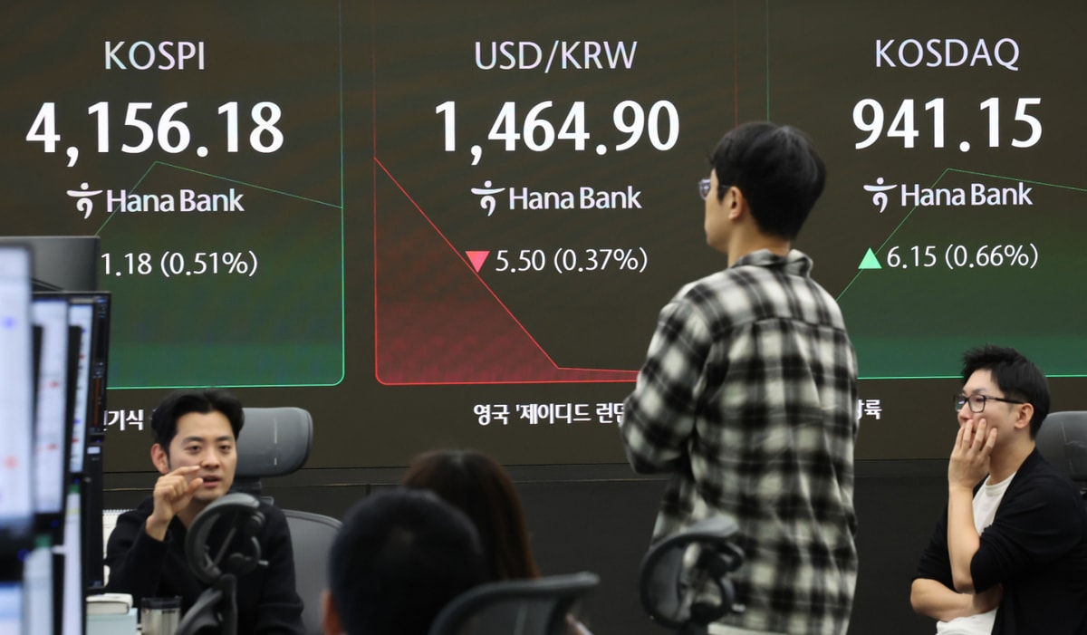  11일 오전 서울 중구 하나은행 딜링룸 전광판에 코스피와 코스닥, 원달러환율 시황이 표시되고 있다.   이날 코스피는 28.32p(0.68%) 오른 4163.32으로 출발, 코스닥은 5.59p(0.60%) 오른 940.59으로 개장했다./사진=뉴스1