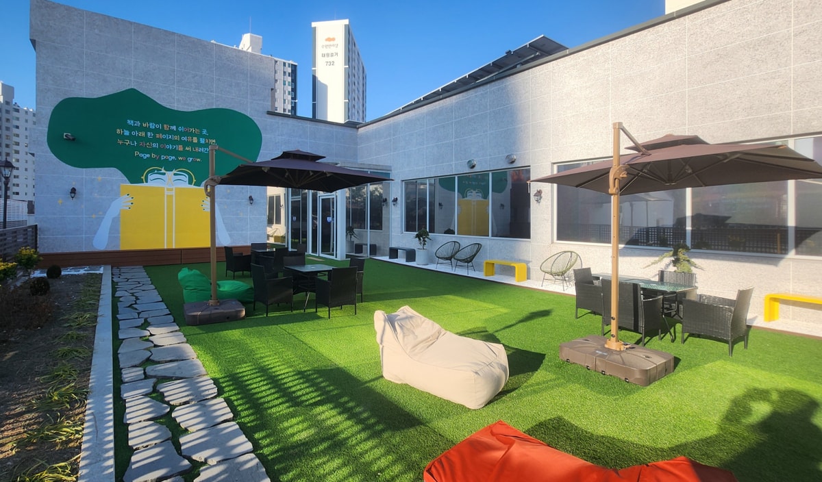 군포시 산본도서관 옥상에 조성한 '루프탑 라운지' 모습. /사진제공=군포시