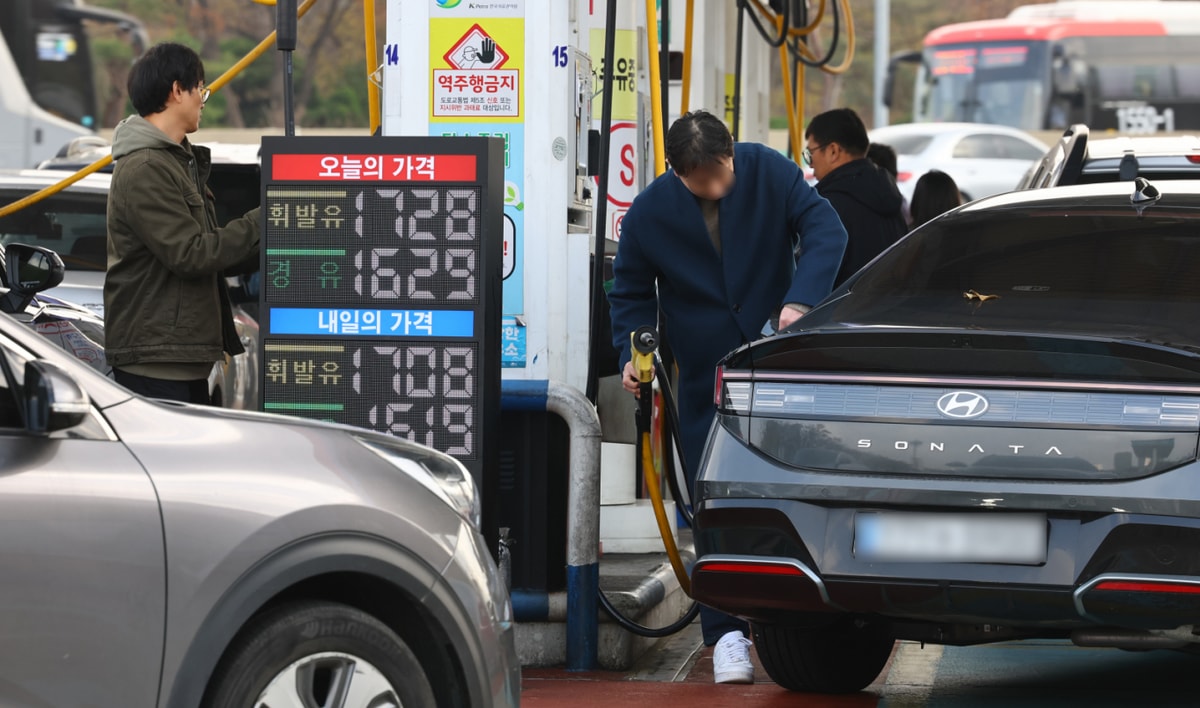 한국석유공사 유가정보서비스 오피넷에 따르면 12월 첫째 주 주유소 휘발유 판매 가격은 리터당 1746.7원으로 전주 대비 1.7원 상승했다. 사진은 지난달 30일 서울 서초구 만남의광장 주유소 모습. /사진=뉴시스