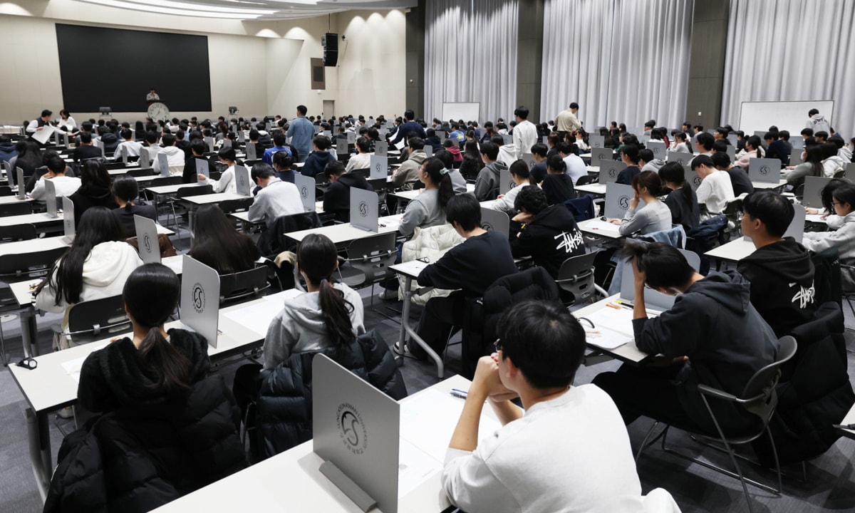 수능 후 첫 주말인 16일 서울 종로구 성균관대에서 열린 2026학년도 수시모집 논술시험(수리형)에서 수험생들이 시험을 준비하고 있다. 15~16일 양일간 치러진 이번 논술고사에는 총 4만4474명이 응시했다./사진=뉴스1 오대일 기자