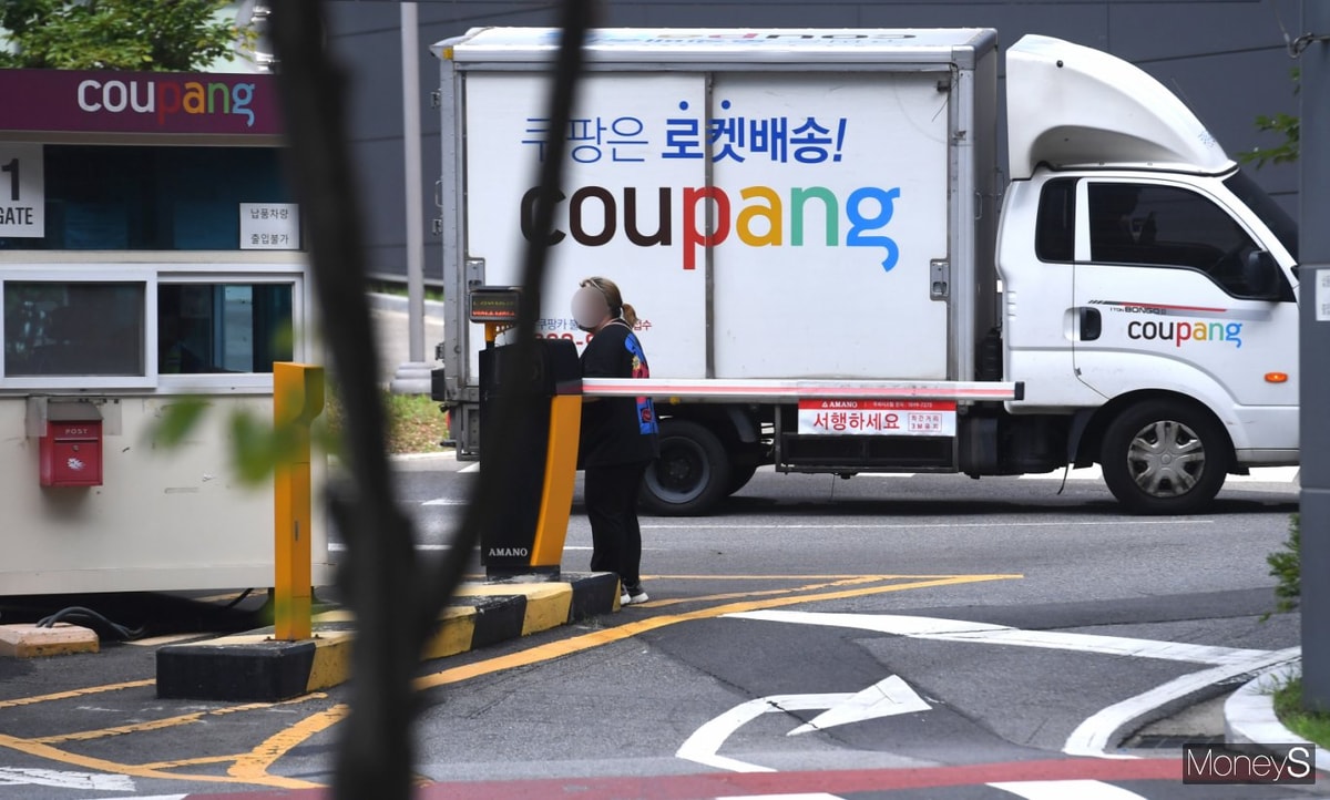 서울경찰청 사이버수사대는 지난 25일 쿠팡 측으로부터 정보통신망법 위반 등의 혐의로 고소장을 접수하고 수사에 착수했다. 쿠팡 측은 고소장에 피고소인을 특정하지 않았으나 업계에서는 지난달 쿠팡을 퇴사한 중국 국적의 직원을 유력한 용의자로 보고 있다. 사진은 쿠팡 고양물류센터. /사진=장동규 기자