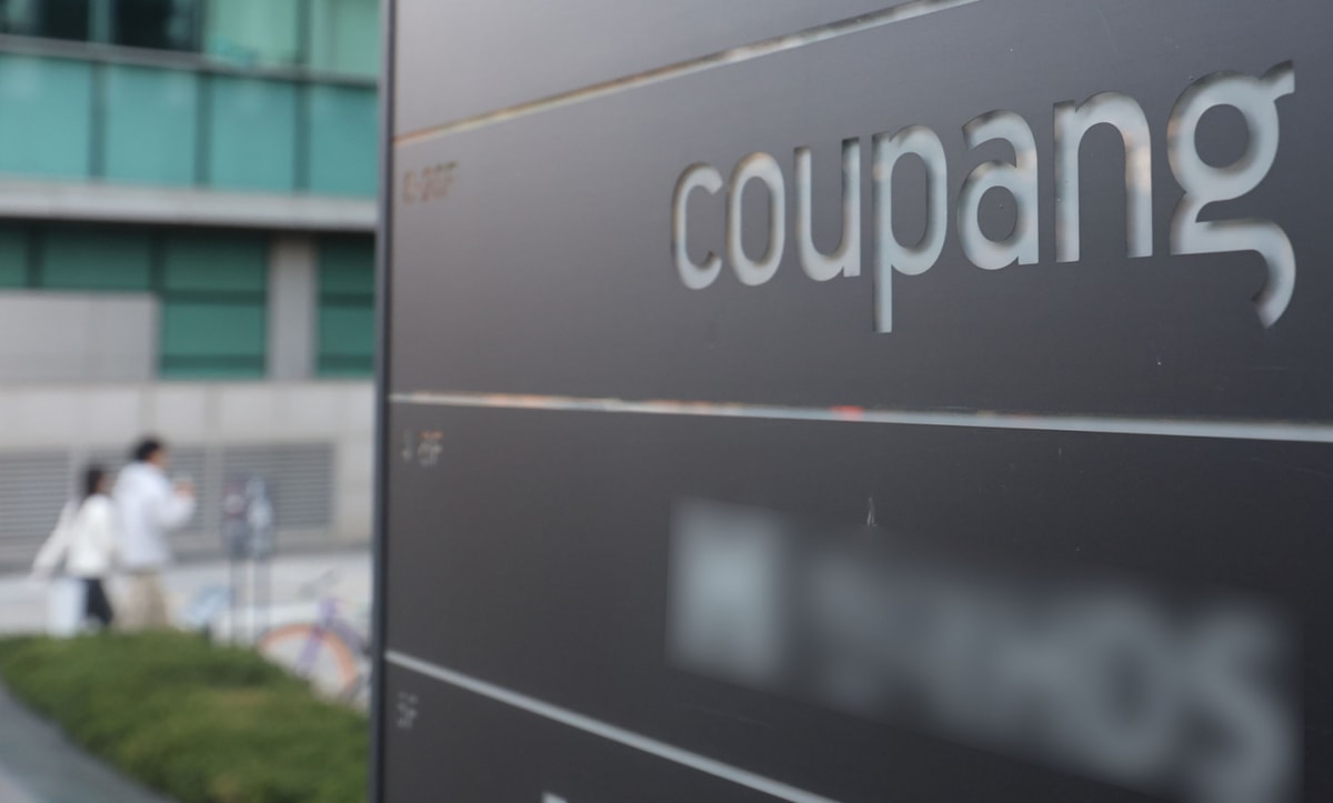쿠팡의 고객 계정 3370만개가 유출된 것으로 드러나 업계 파장이 커지고 있다. 글로벌 빅테크 기업들이 매출의 1% 이상을 보안에 투자하는 반면 쿠팡은 0.2%만 투입한 것으로 확인돼 비판이 제기된다. 사진은 30일 오전 서울 송파구 쿠팡 본사 모습. /사진=뉴시스 권창회 기자