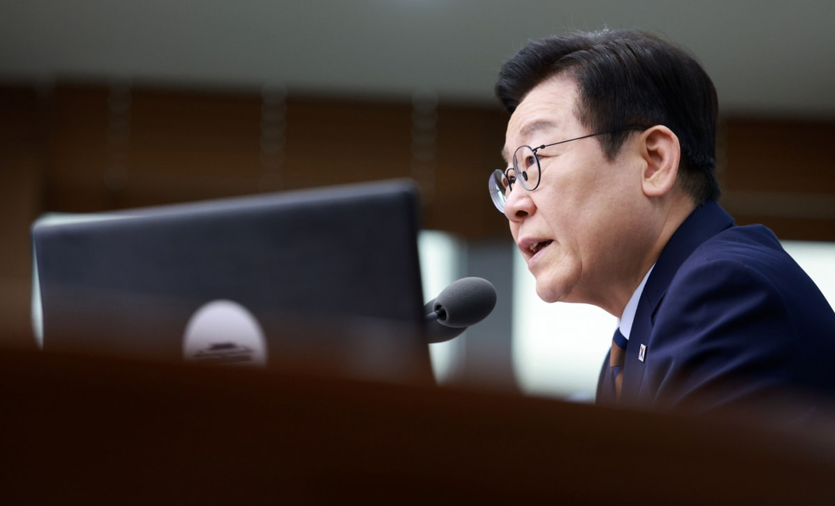 이재명 대통령이 홍콩 고층 아파트단지 화재 참사와 관련해 "이웃의 가슴 아픈 소식에 깊은 애도와 위로의 마음을 전한다"고 글을 올렸다. 사진은 지난 27일 이 대통령이 서울 용산구 대통령실 청사에서 열린 수석·보좌관회의에서 발언하는 모습. /사진=뉴시스