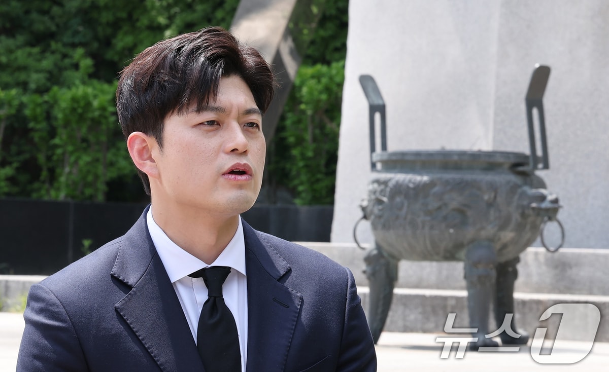 김용태 국민의힘 공동선거대책위원장이 14일 서울 동작구 보라매공원을 찾아 산업재해 희생자 위령탑에 참배한 후 취재진과 인터뷰를 하고 있다. 2025.5.14/뉴스1 ⓒ News1 김성진 기자