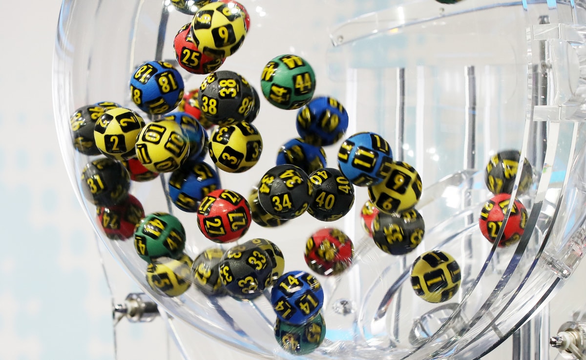 동행복권이 15일 추첨한 제1198회 로또 1등 당첨번호는 26·30·33·38·39·41, 보너스 번호는 21이며 당첨자는 10명이다. 사진은 2023년 6월10일 서울 마포구 MBC 상암동 스튜디오에서 '대국민 로또 추첨 공개 방송' 전 추첨기 테스트를 한 모습. /사진=뉴스1