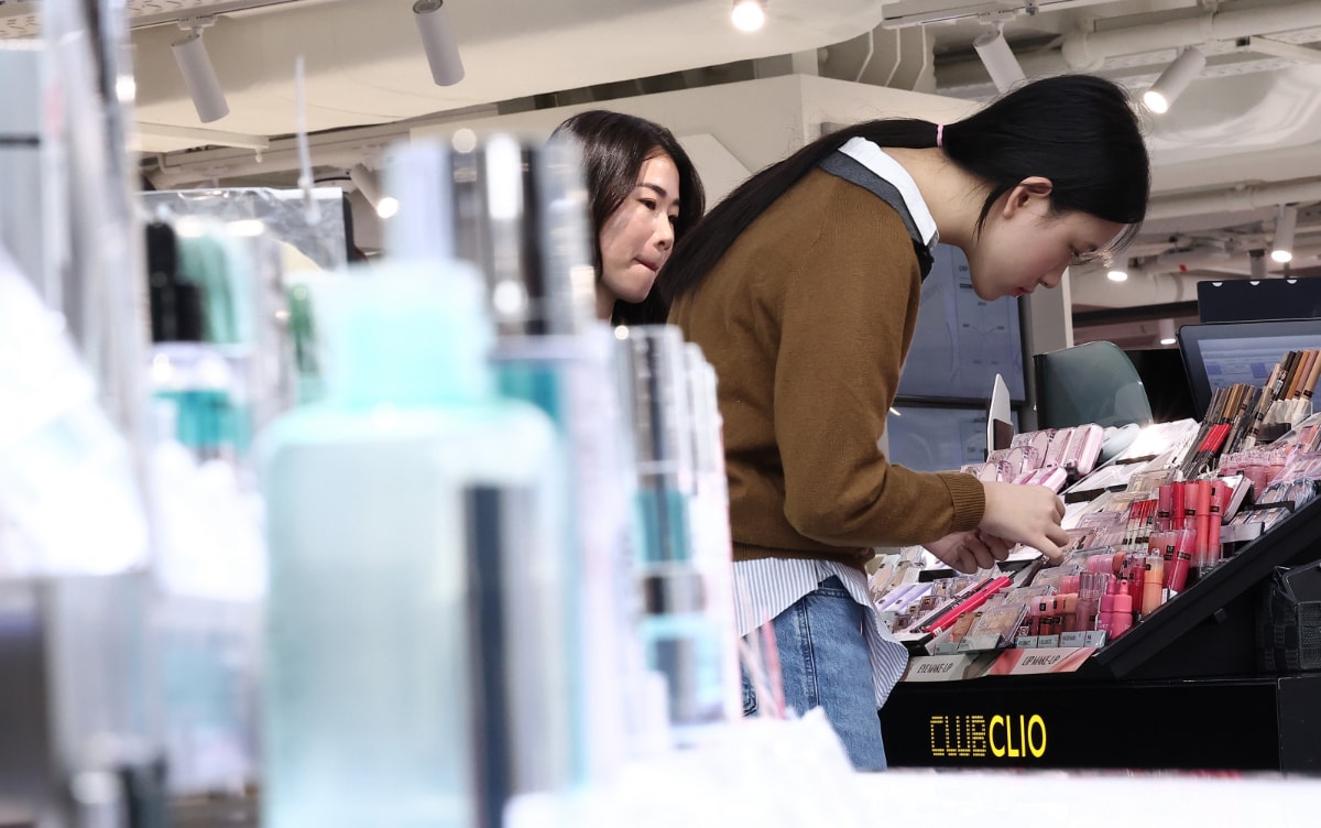 화장품주가 21일 강세다. 사진은 중국 단체관광객의 무비자 입국이 시작된 지난 9월29일 서울 중구 신라면세점 서울점에서 중국인 관광객들이 면세점을 둘러보는 모습. /사진=뉴스1
