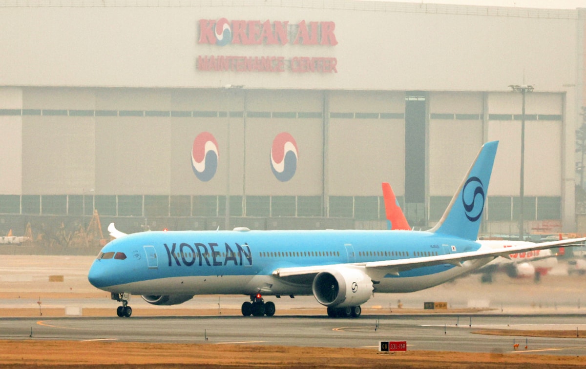 iM증권이 대한항공이 부진을 겪고 있지만 점차 메가 캐리어로서의 경쟁력이 부각될 것이라고 26일 전망했다. 사진은 인천공항을 이륙하는 대한항공 보잉 787-10. /사진=뉴시스