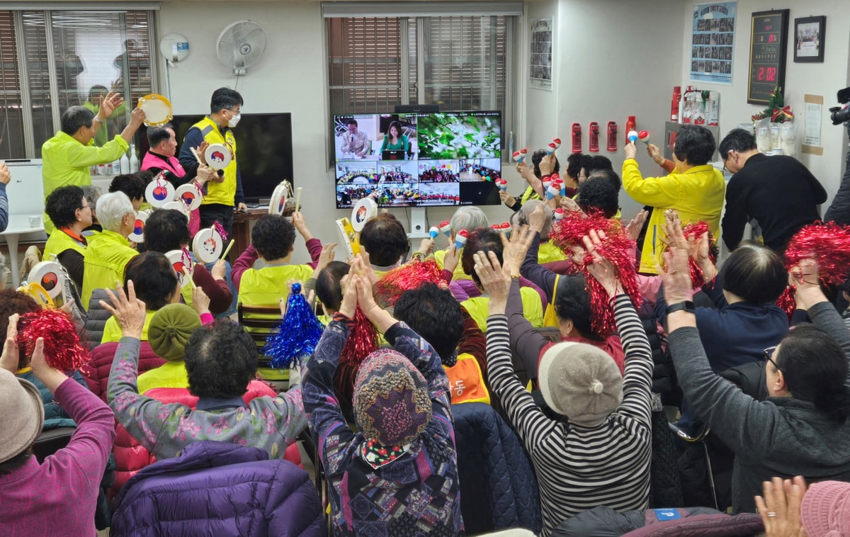 지난 1월 광명역세권휴먼시아1단지아파트 경로당 어르신들이 스마트 경로당 개소식 식전 행사로 열린 노래경연대회에 원격으로 참여하고 있다. /사진제공=광명시