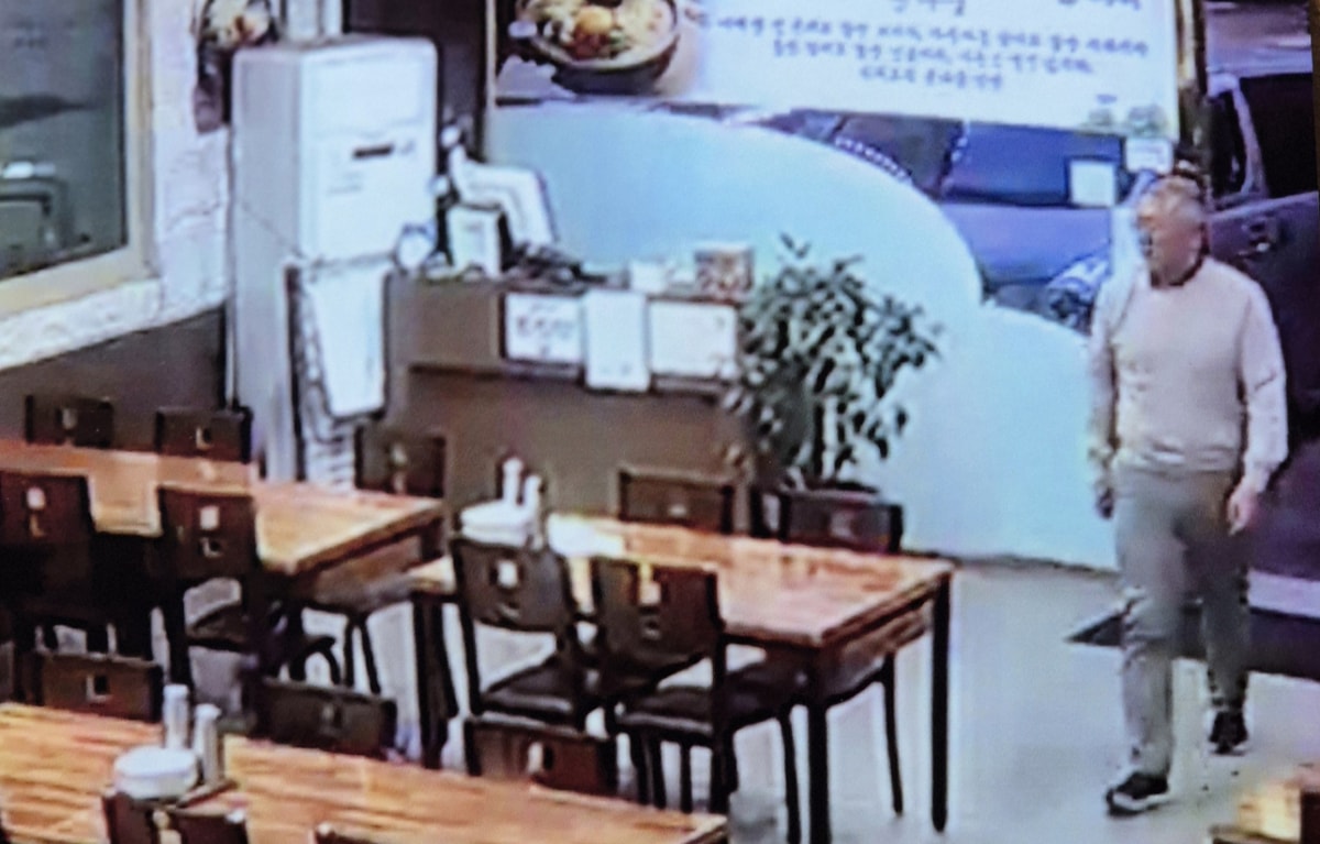 정의선 현대자동차그룹 회장이 지난달 30일 경주 동천동의 콩나물국밥집으로 입장하고 있다. /사진=제보