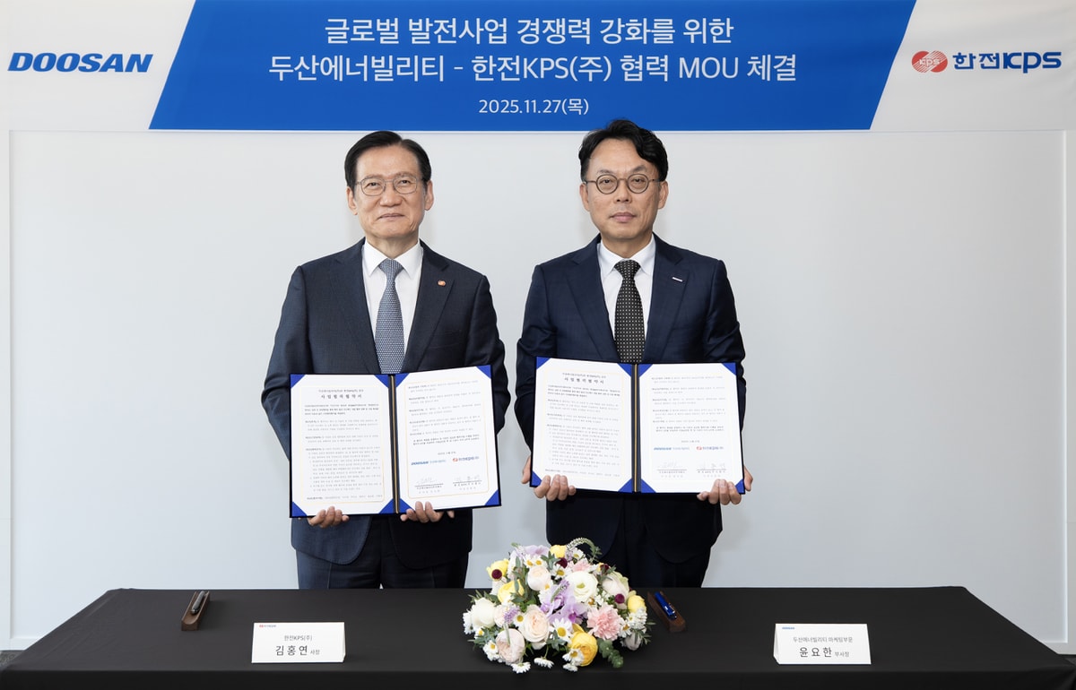 27일 두산에너빌리티 창원 본사에서 진행된 해외 발전 프로젝트 경쟁력 강화를 위한 업무협약 체결식에서 김홍연 한전KPS 사장(왼쪽부터)과 윤요한 두산에너빌리티 마케팅부문장이 기념 촬영을 하고 있다. /사진=두산에너빌리티