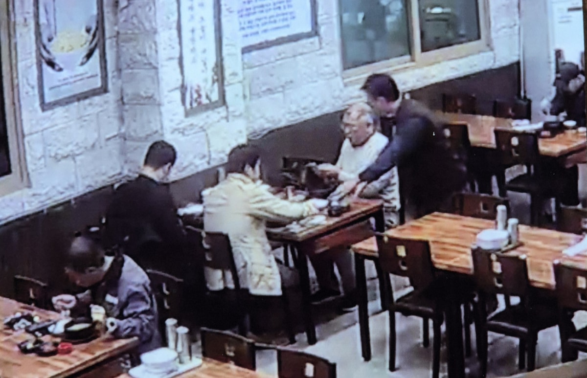 정의선 현대자동차그룹 회장이 지난달 30일 경주 동천동의 콩나물국밥집에서 직원에게 팁을 건네고 있다. /사진=제보