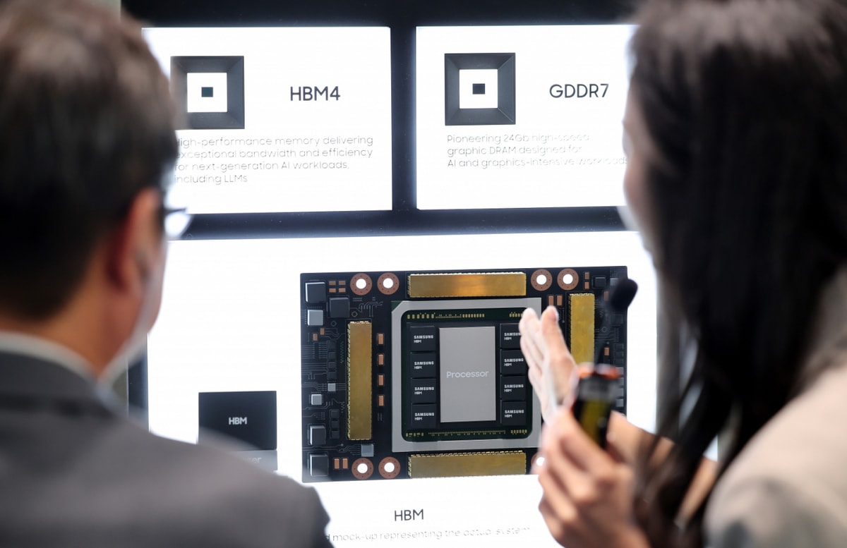 KB증권이 삼성전자의 4분기 반도체 영업이익 성장세를 전망했다. 사진은 지난달 열린 경주 APEC의 CEO 서밋 부대행사인 'K-테크 쇼케이스'의 삼성전자 부스에 전시됐던 반도체. /사진=뉴스1