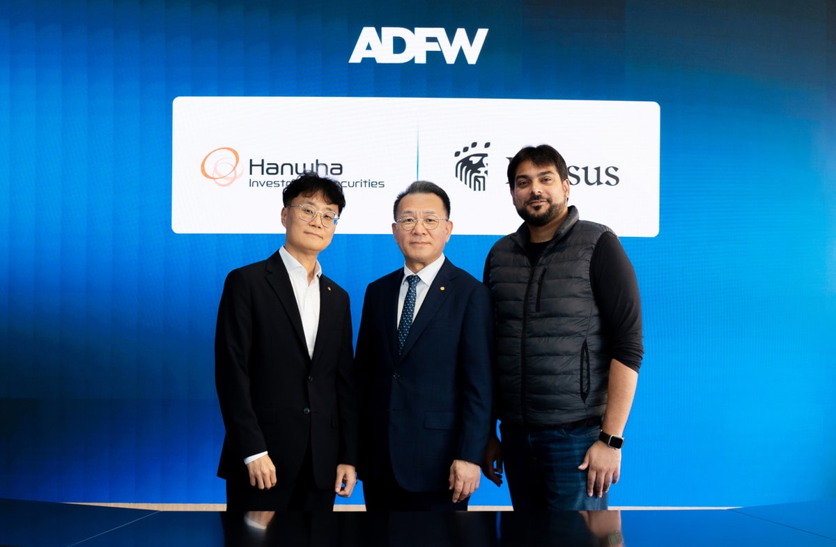 한화투자증권 장병호 대표이사(가운데), 손종민 전무(왼쪽), 크리서스(Kresus) 오메르 칸(Omer Khan) CTO가 ADFW 2025에서 MOU 체결후 기념 촬영을 하고 있다./사진=한화투자증권