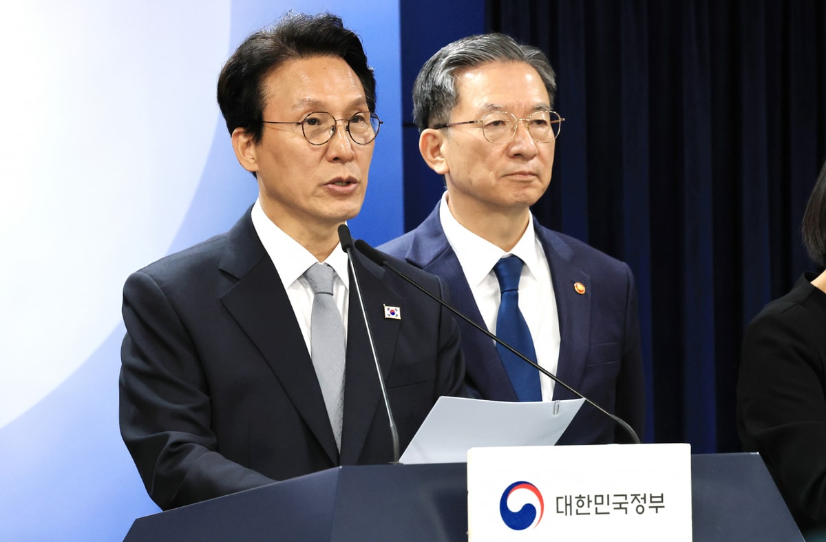 김민석 국무총리가 미국계 사모펀드 론스타와 외환은행 매각 관련 국제투자분쟁(ISDS) 중재판정에 불복해 제기한 취소 사건에서 대한민국 정부가 승소했다고 밝혔다. 사진은 김 총리(왼쪽)와 정성호 법무부 장관이 18일 서울 종로구 정부서울청사에서 론스타 ISDS 취소 신청 결과 관련 긴급 브리핑을 한 모습. /사진=뉴스1
