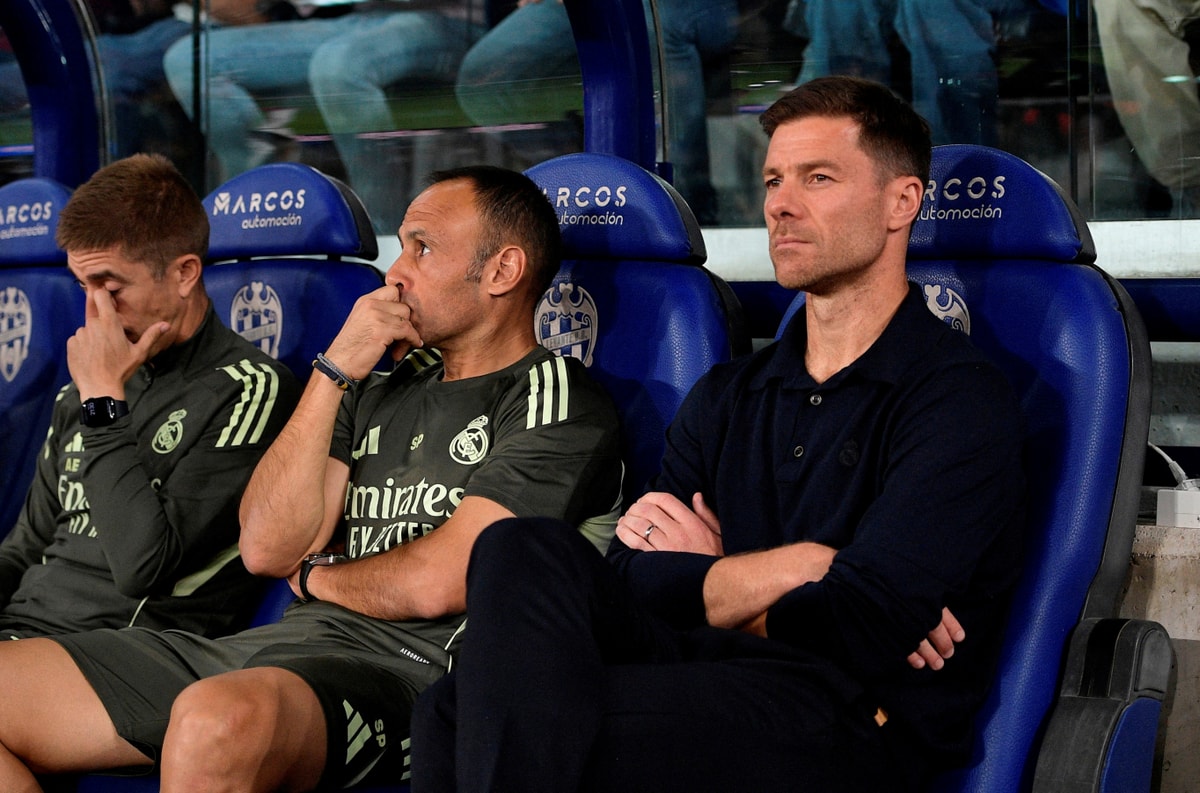 사비 알론소 레알 마드리드 감독이 부임 7개월 만에 최대 위기를 맞았다. 사진은 레알을 지휘 중인 알론소 감독(오른쪽). /사진=로이터 