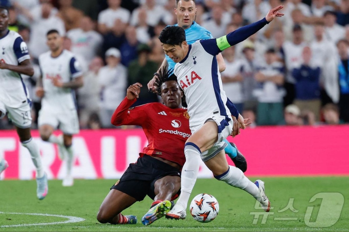 토트넘의 손흥민이 21일(현지시간) 스페인 빌바오의 산 마메스 경기장에서 열린 UEFA 유로파 리그(UEL) 결승서 맨체스터 유나이티드(맨유)의 파트리크 도르구와 볼을 다투고 있다. 2025.05.22 ⓒ AFP=뉴스1 ⓒ News1 우동명 기자