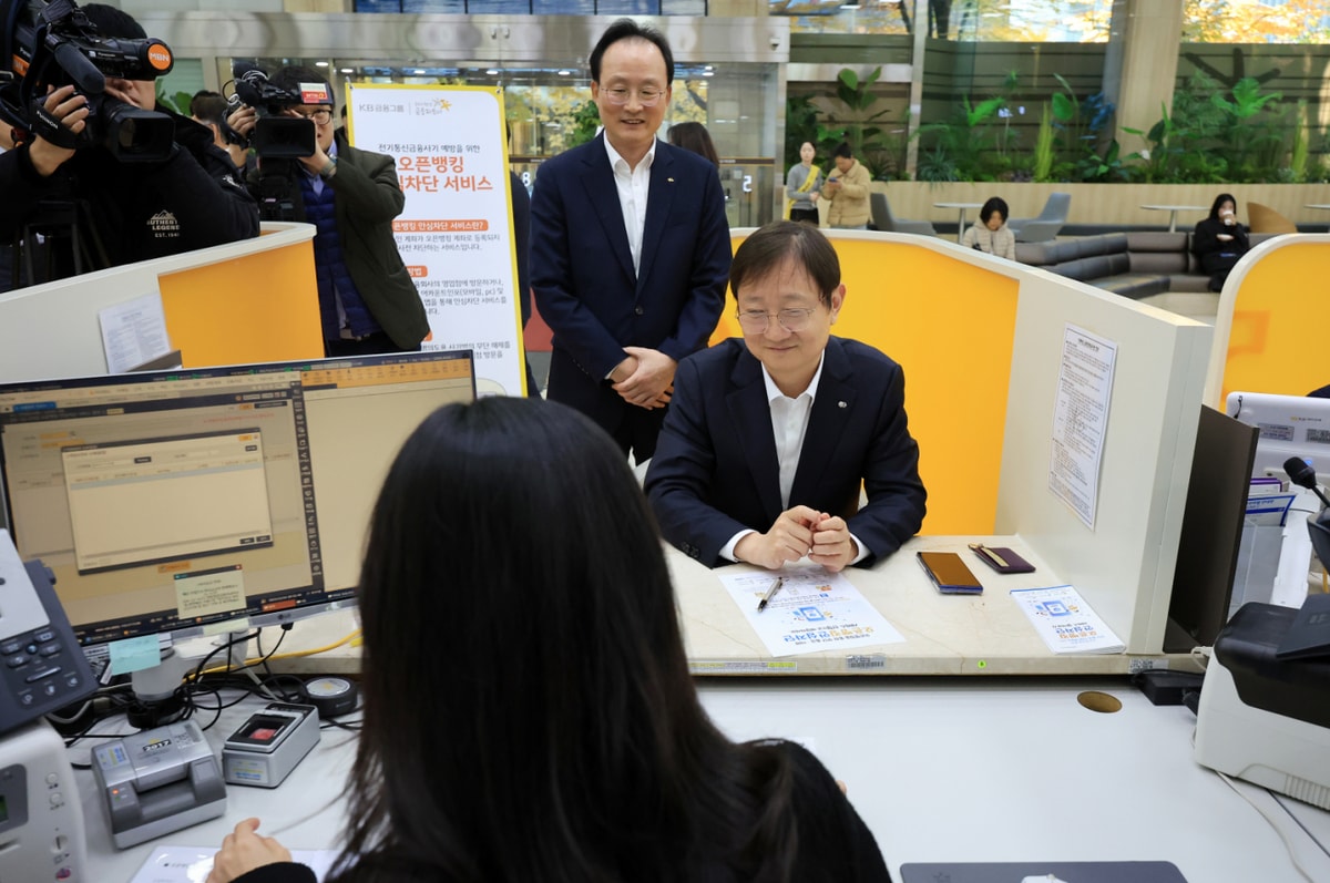 KB국민은행이 중소기업 대출 지원을 통해 생산적금융에 동참한다. 사진은 지난달 14일 서울 영등포구 여의도 국민은행 여의도영업부에서 열린 ‘오픈뱅킹 안심차단서비스 출시 관련 현장방문 간담회’에서 참가한 이찬진 금감원장과 이환주 국민은행장 모습. 사진=뉴스1 김진환 기자