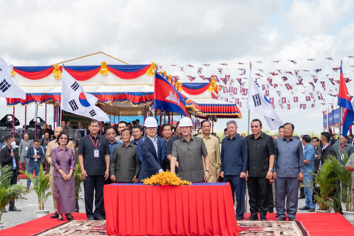 금호건설이 캄보디아에 진출해 다양한 인프라 프로젝트를 성공적으로 수행 중이다. 사진은 캄보디아 칸달주 타크마우시 하수처리시설 건설공사 착공식 모습.