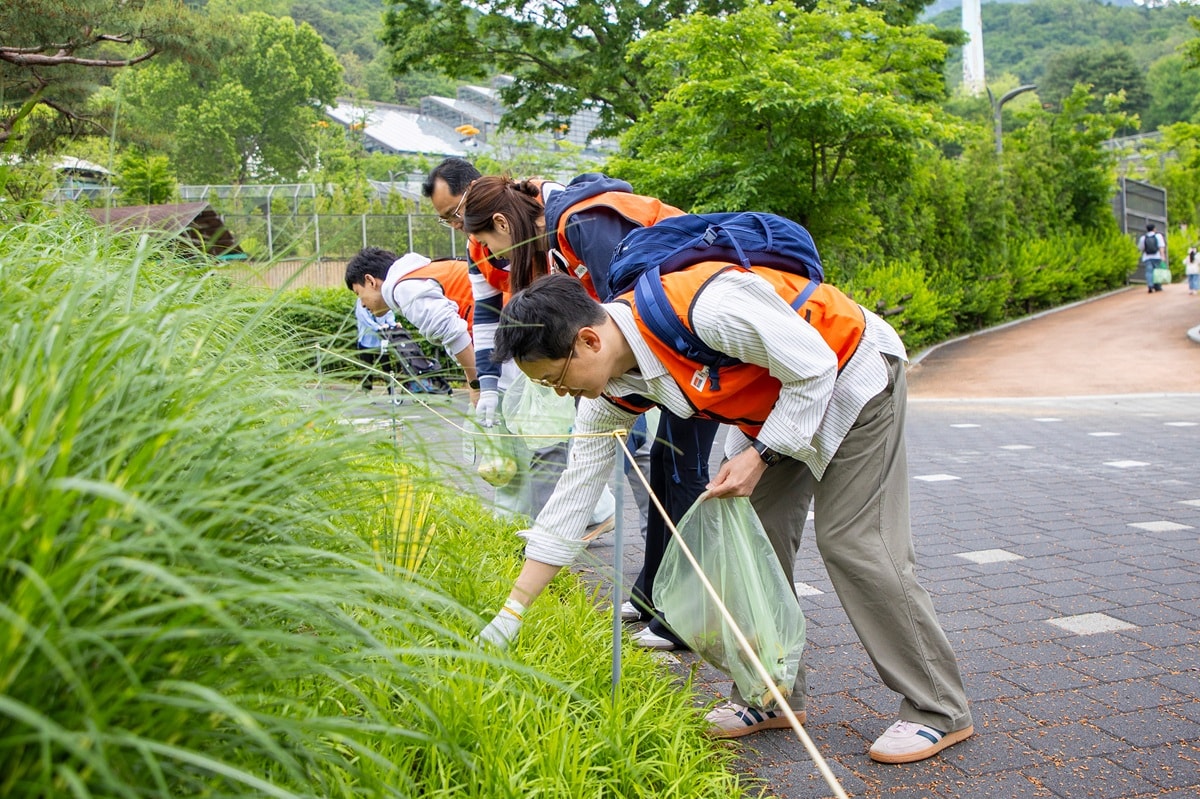 호반그룹이 가정의 달을 맞아 임직원 가족들과 함께하는 가족 초청 행사를 열었다. 사진은 참가자들이 플로깅 하는 모습. /사진=호반그룹