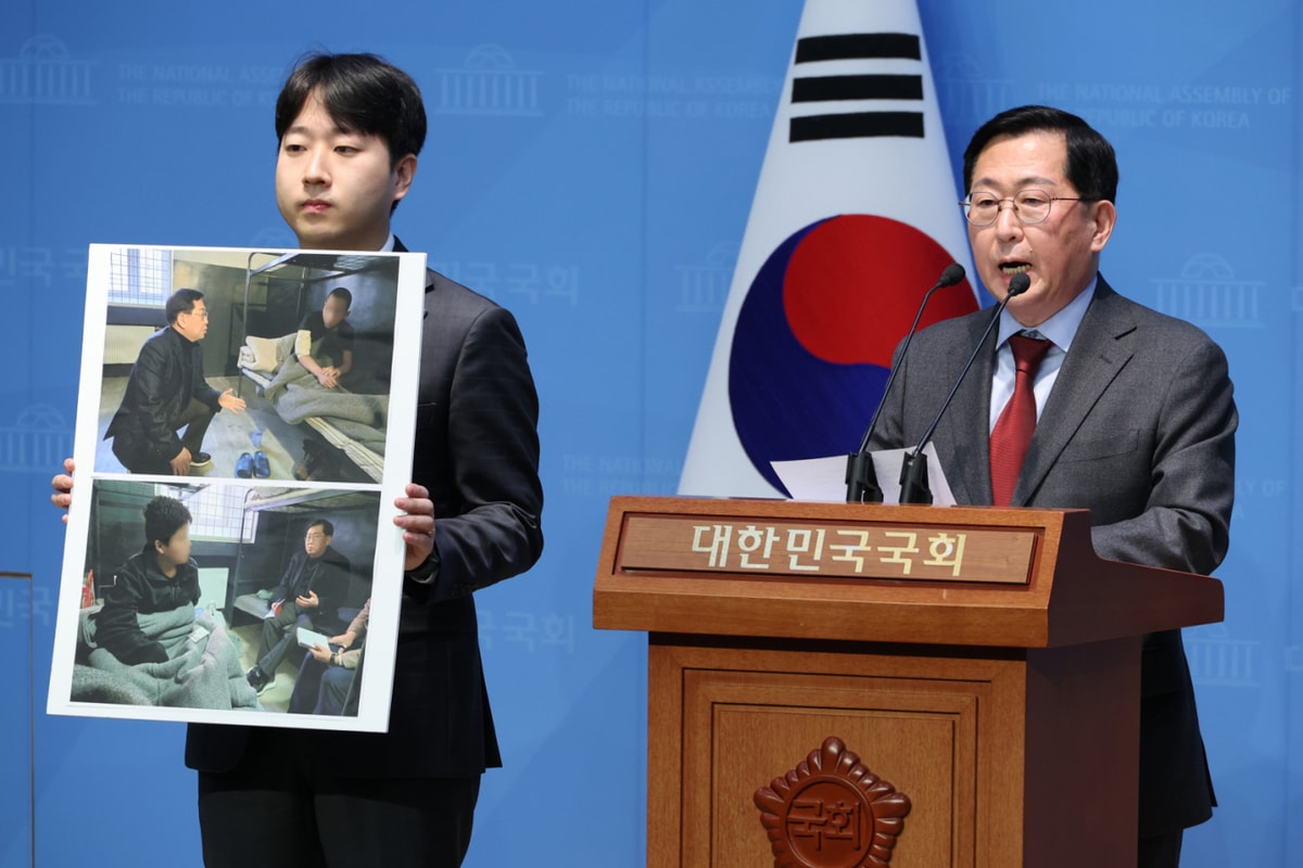 유용원 국민의힘 의원이 유력 대권주자인 이재명 더불어민주당 전 대표가 병 복무기간 단축과 선택적 모병제 도입을 골자로 한 국방 공약을 비판했다. 사진은 유 의원이 지난 4일 서울 여의도 국회 소통관에서 우크라이나 북한군 포로 면담 결과 기자회견을 하는 모습. /사진=뉴스1