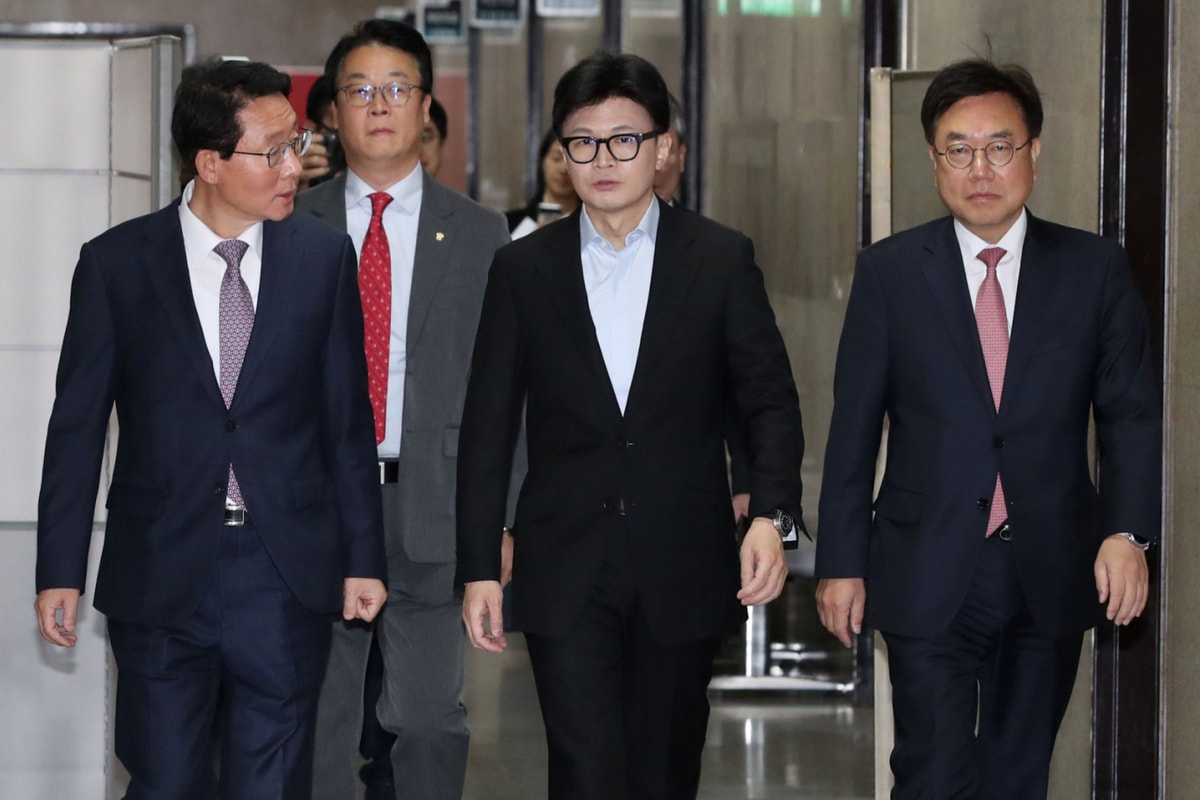 한동훈 국민의힘 대표(가운데)와 김상훈 정책위의장(왼쪽), 서범수 사무총장이 지난해 11월 오전 서울 여의도 국회에서 열린 국방·외교 현안관련 긴급 점검회의에 참석하는 모습. /사진=뉴수1