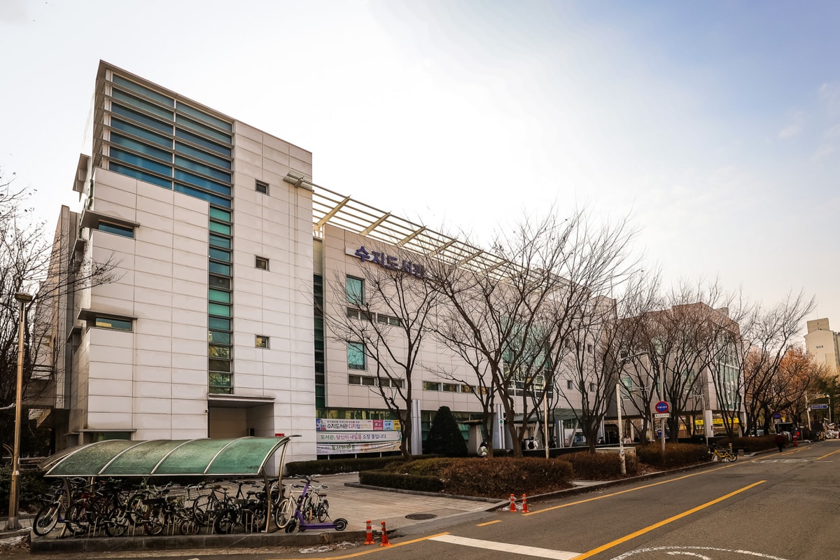 용인특례시가 7년 연속 경기도 공공도서관 통계에서 대출 권수 1위를 기록했다. 사진은 도내 도서관 가운데 대출 권수 1위를 기록한 수지도서관 전경. /사진제공=용인특레시