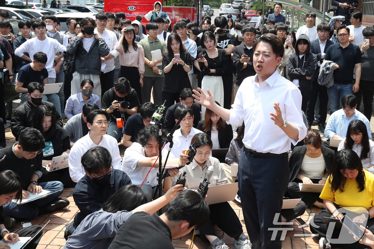 이준석 개혁신당 대통령 후보가 13일 대구 북구 경북대를 찾아 학생들과 점심 식사를 앞두고 복지관 앞에서 발언하고 있다. 2025.5.13/뉴스1 ⓒ News1 공정식 기자