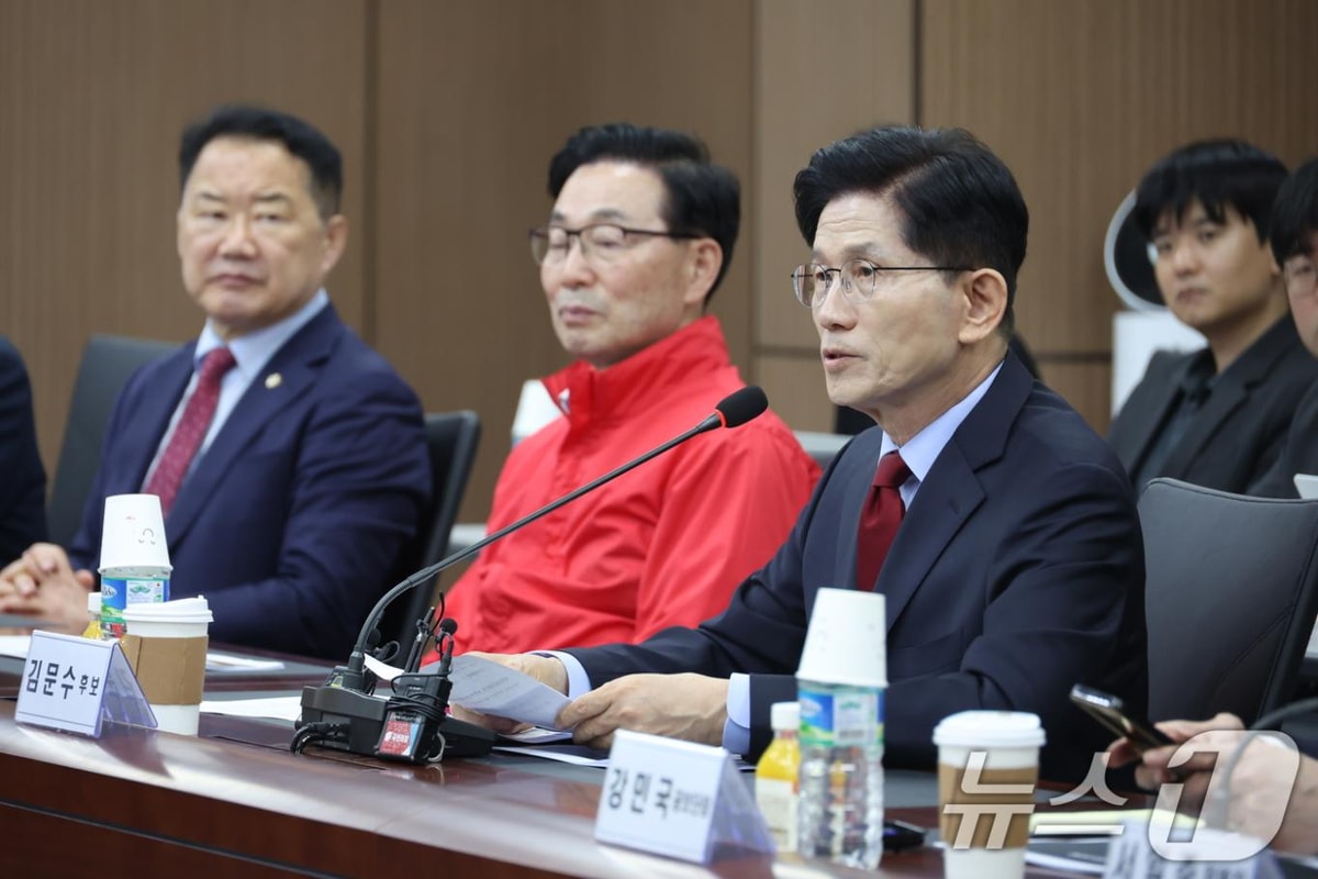 김문수 국민의힘 대통령 후보가 경남 사천시 우주항공청에서 열린 간담회에서 인사말을 하고 있다.(공동취재) 2025.5.14/뉴스1 ⓒ News1 김민지 기자