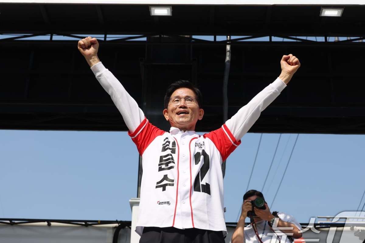 김문수 국민의힘 대선 후보가 14일 경남 진주 광미사거리 일대에서 유세를 하고 있다. (공동취재) 2025.5.14/뉴스1 ⓒ News1 김민지 기자