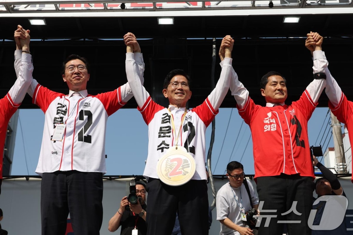 김문수 국민의힘 대선 후보가 14일 경남 진주 광미사거리 일대에서 유세를 하고 있다. (공동취재) 2025.5.14/뉴스1 ⓒ News1 김민지 기자