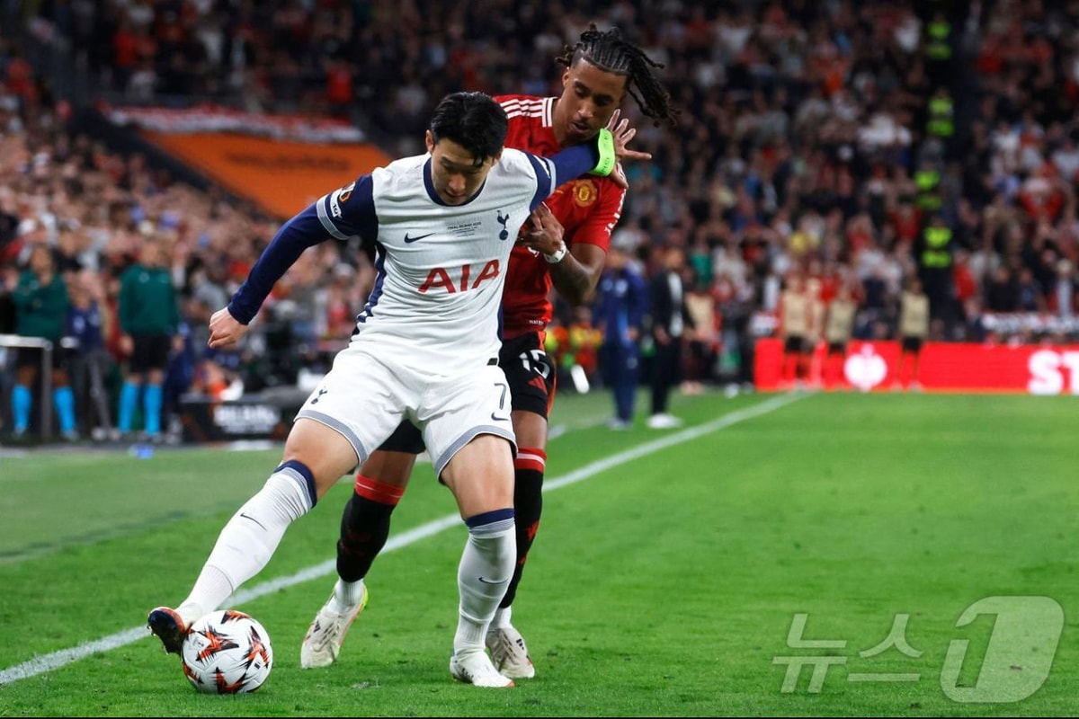 토트넘의 손흥민이 21일(현지시간) 스페인 빌바오의 산 마메스 경기장에서 열린 UEFA 유로파 리그(UEL) 결승서 맨체스터 유나이티드(맨유)의 레니 요로와 볼을 다투고 있다. 2025.05.22 ⓒ AFP=뉴스1 ⓒ News1 우동명 기자