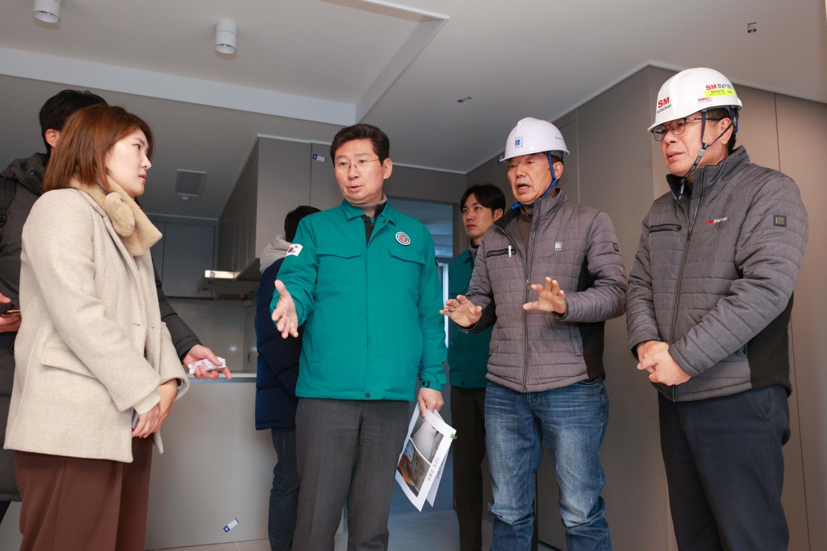 이상일 용인특례시장이 지난 1월 양지면 경남아너스빌아파트 지하 주차장 누수 현장을 입주예정자들과 점검하고 있다. /사진제공=용인시