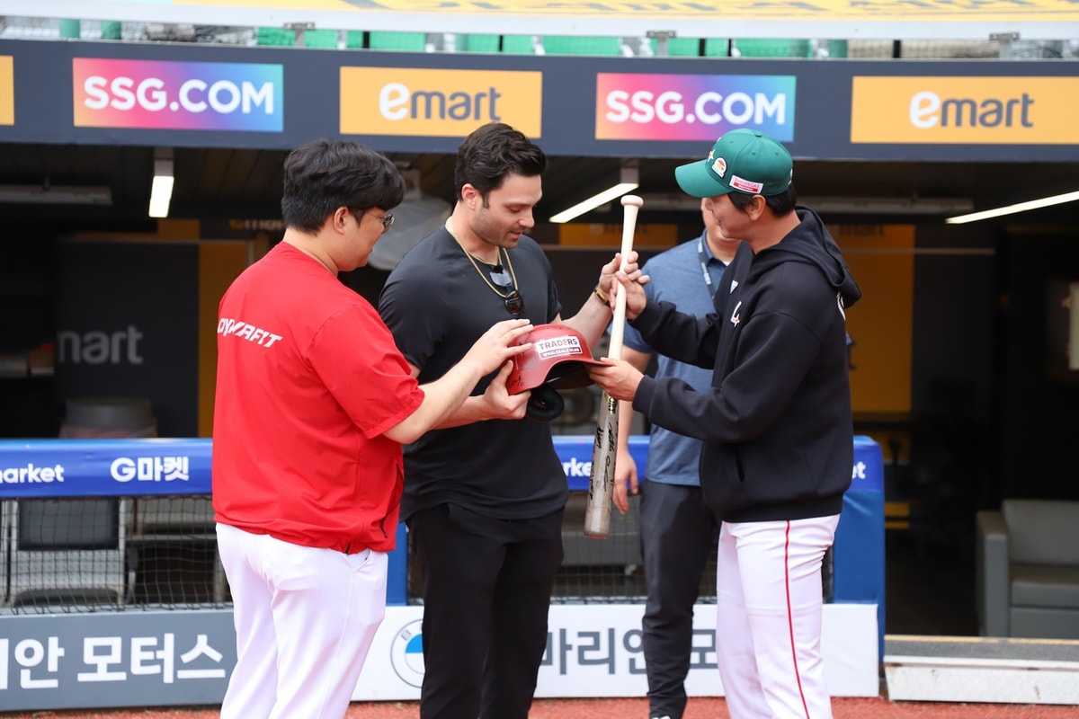 SSG 랜더스의 일시 대체 외국인 선수 라이언 맥브룸이 23일 선수단과 작별인사를 나눴다. (SSG 랜더스 제공)