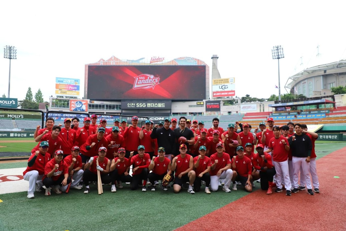 SSG 랜더스의 일시 대체 외국인 선수 라이언 맥브룸이 23일 선수단과 작별인사를 나눴다. (SSG 랜더스 제공)