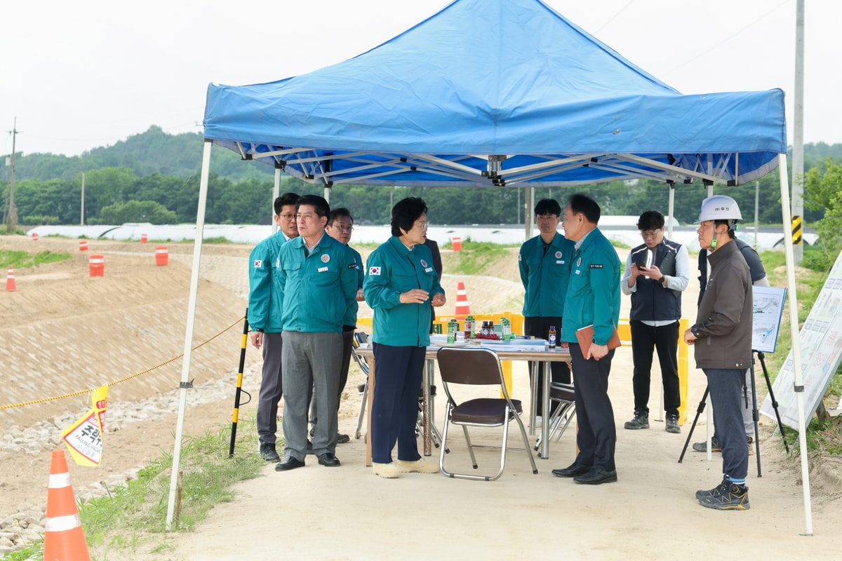 김경희 이천시장(앞줄 오른쪽서 3번째)이 지난 23일 자연 재난에 선제적 대응을 위해 모가면 어농천 하천정비 공사장을 방문해 현장점검을 하고 있다. /사진제공=이천시