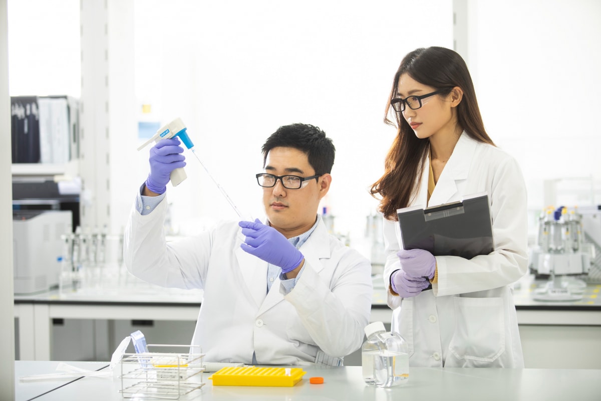 삼성바이오에피스의 엑스지바 바이오시밀러 엑스브릭이 식품의약품안전처로부터 품목허가를 획득했다. 삼성바이오에피스 연구원이 연구 활동을 하고 있다. /사진=삼성바이오에피스 