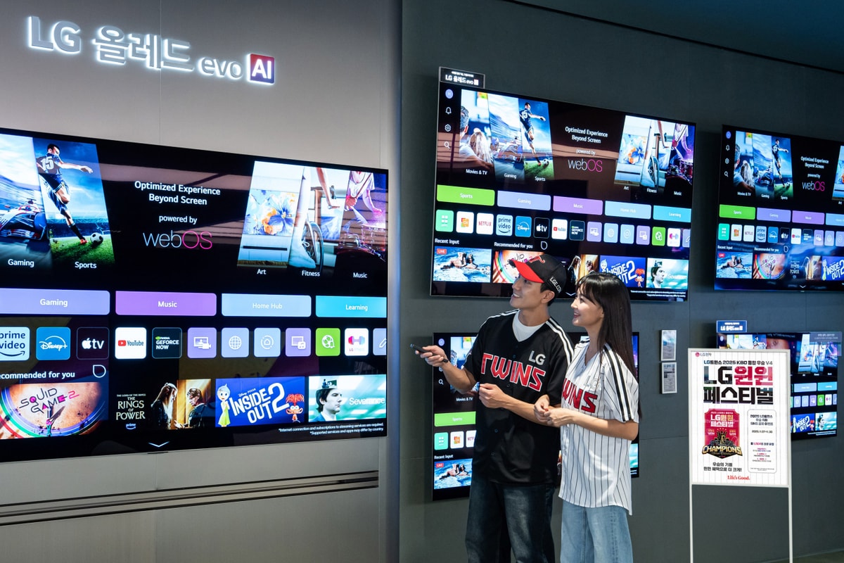  LG전자가 LG트윈스의 2025년 한국시리즈 통합 우승을 기념해 7일부터 16일까지 전국 LG전자 베스트샵과 온라인브랜드샵(LGE.COM)에서 고객 감사 이벤트를 진행한다. 사진은 LG전자 홍보 모델이 LG트윈스 우승 기념 고객 감사 이벤트를 홍보하는 모습. /사진=LG전자 제공