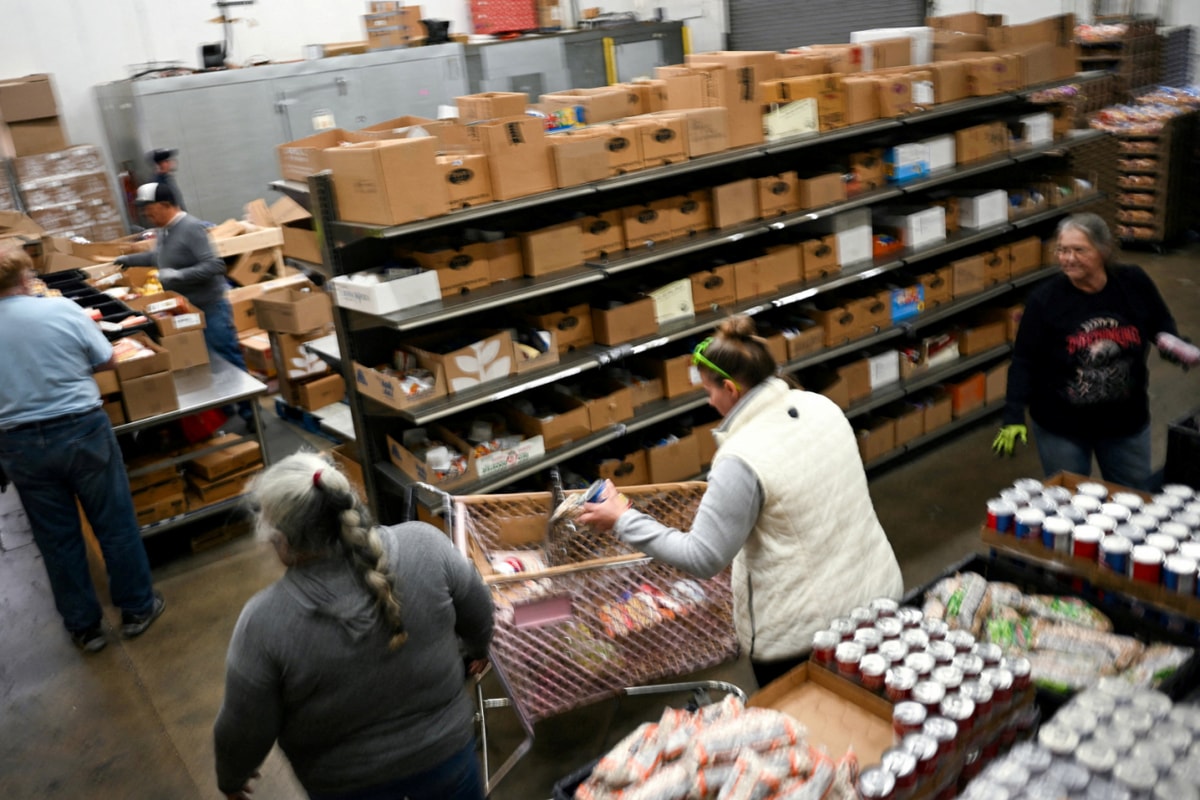 지난달 31일(현지시각) 미국 연방정부의 셧다운(일시 업무 정지) 사태가 수주째 계속되는 가운데 콜로라도주 커머스시티의 긴급 식품은행에서 자원봉사자들이 식료품 카트를 준비하고 있다./로이터=뉴스1