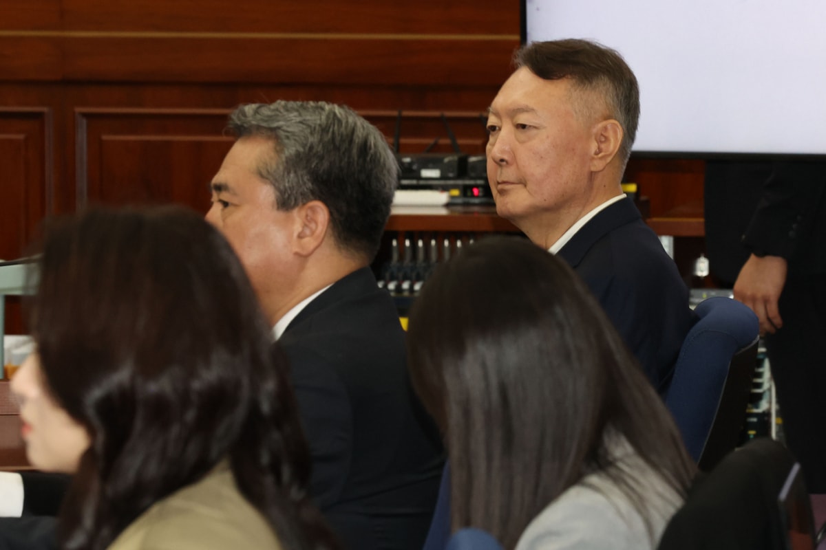 순직해병 특검이 8일 소환 조사에 불응한 윤석열 전 대통령에게 재차 소환 통보를 했다. 사진은 지난 9월26일 윤석열 전 대통령이 서울 서초동 서울중앙지법에서 열린 특수공무집행방해 혐의 재판에 출석한 모습. /사진=뉴스1(사진공동취재단)