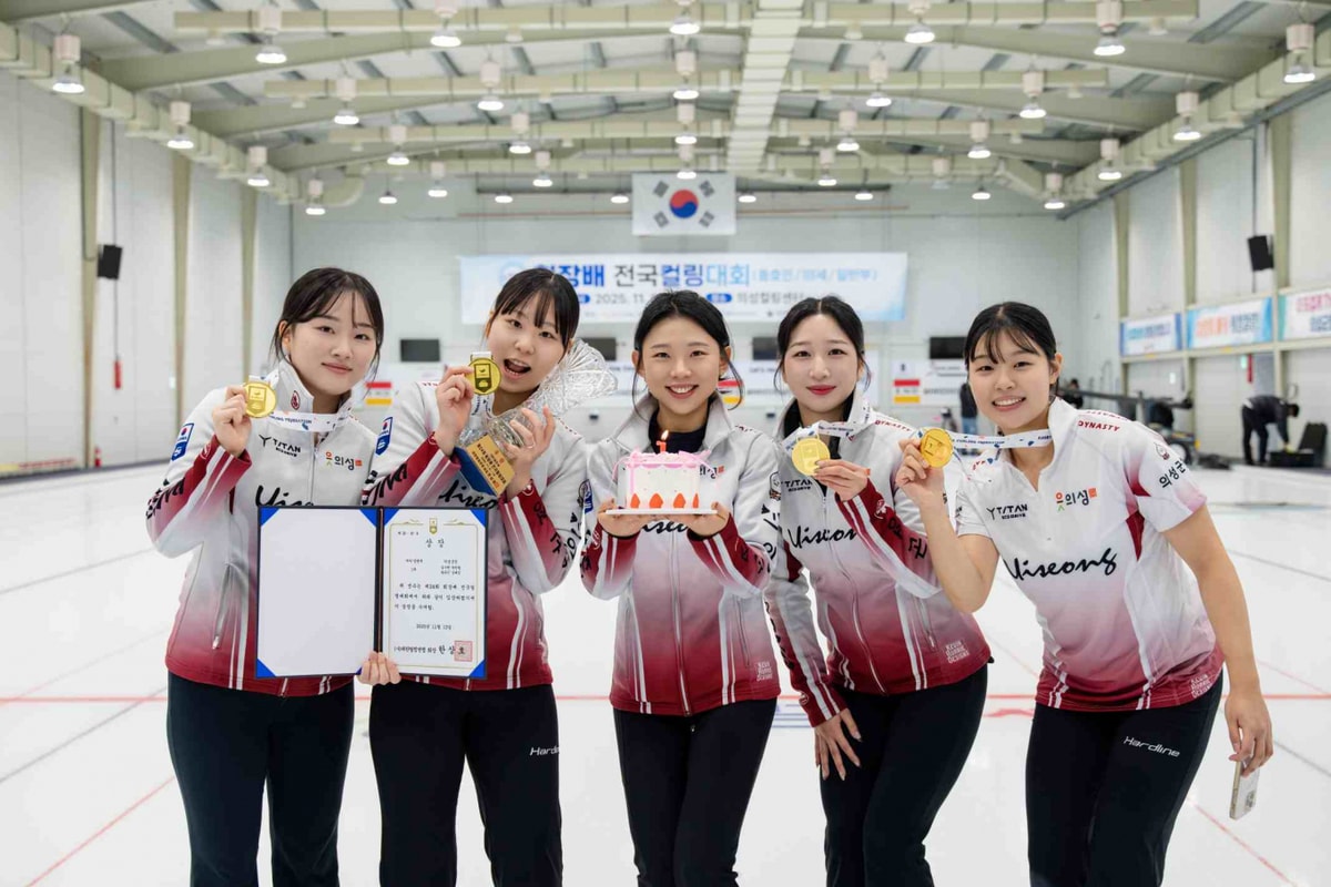 의성군청 남·여 컬링팀이 상장을 들어보이며, 단체사진을 촬영하고 있다./사진제공=경북 의성군