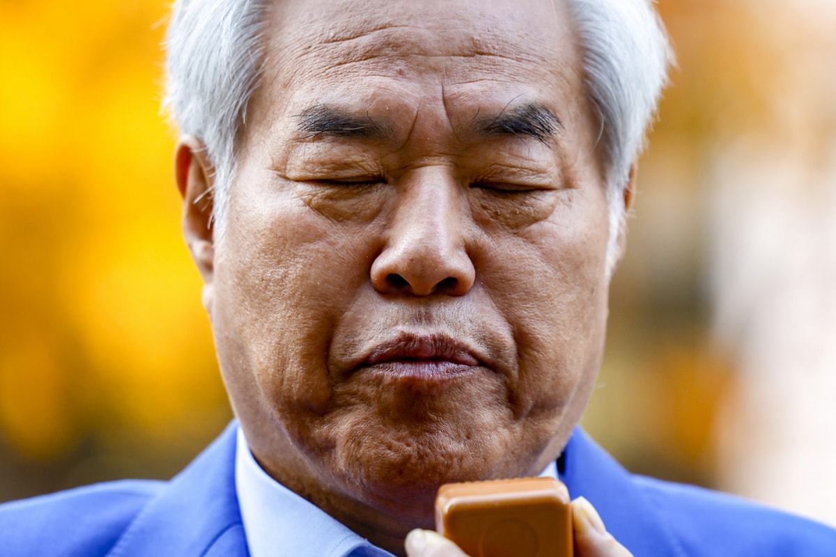 서부지법 폭동의 배후로 지목된 전광훈 사랑제일교회 목사가 첫 경찰 소환 조사를 받았다. 사진은 지난 18일 서울서부지법 폭력 난동 사태 배후로 지목돼 온 전광훈 사랑제일교회 목사가 18일 피의자 신분으로 조사를 받기 위해 서울경찰청에 출석한 모습. /사진=뉴시스