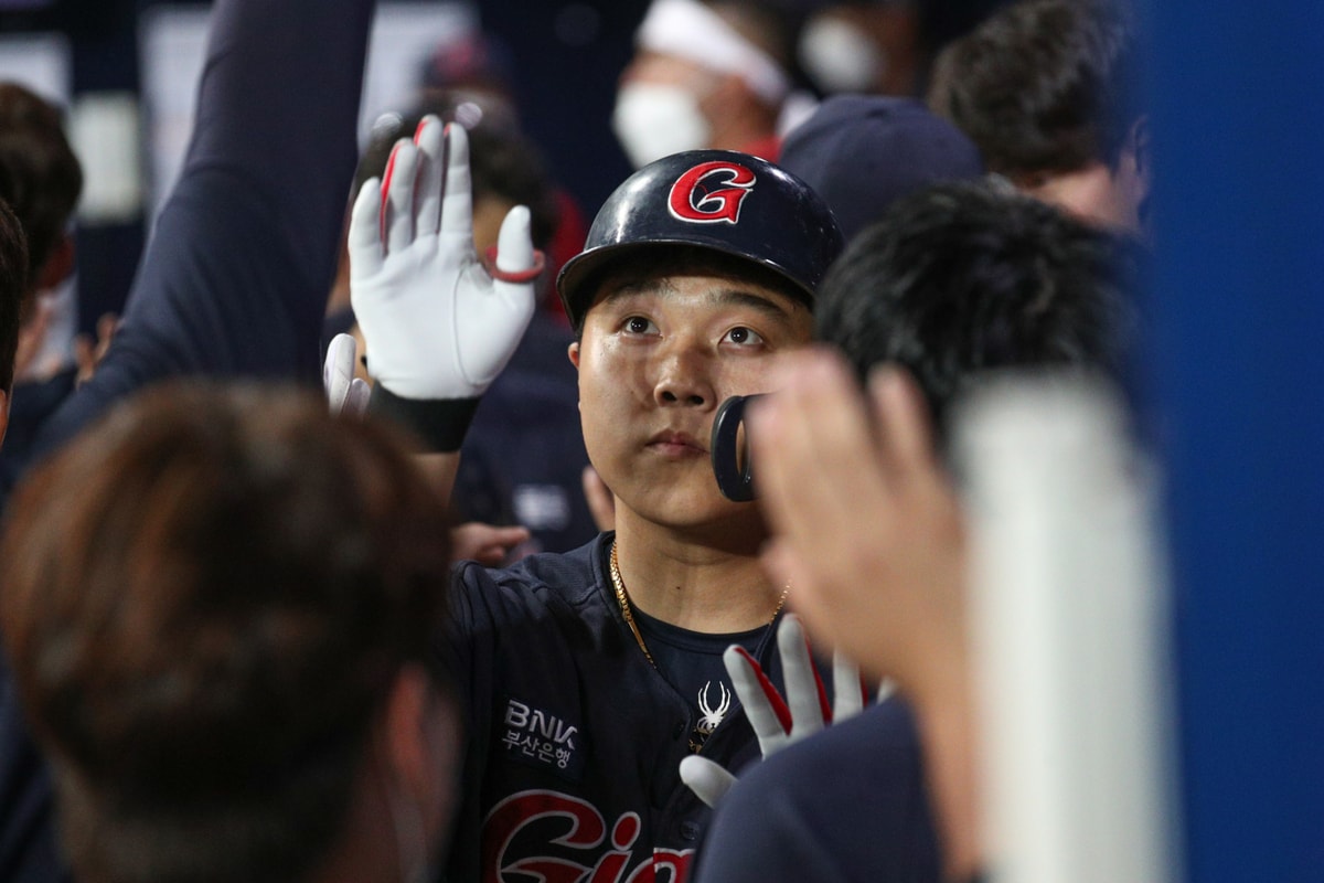 상무 피닉스에서 활약한 한동희 등 4인방이 전역을 앞두고 있다. 사진은 롯데에서 활약한 한동희의 모습. /사진=뉴스1