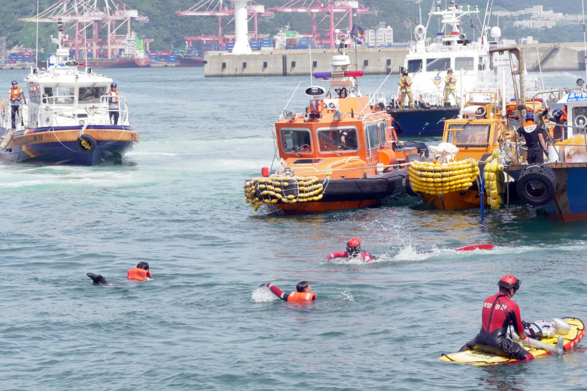 남해지방해양경찰청과 부산해양경찰서, 중앙해양특수구조단 등이 지난 9월17일 오후 부산 영도구 부산해경 전용부두 앞 바다에서 낚시어선 사고 대응 훈련을 하고 있다. /사진=뉴시스