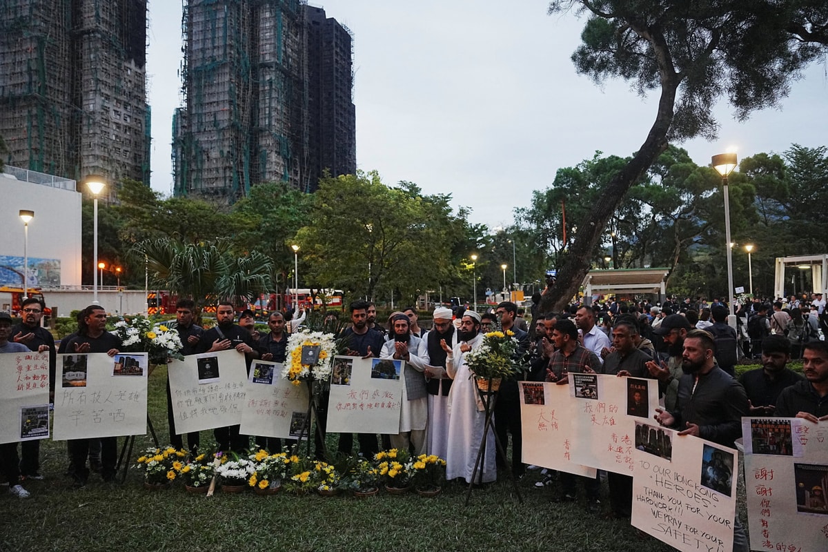 홍콩 당국이 아파트 화재 참사 이후 정부 비판 여론이 거세지자 반정부 시위 확산 경계에 나섰다. 사진은 지난달 30일(현지시각) 홍콩 아파트 화재 참사 현장 인근에서 피해자들을 추모하는 시민들의 모습. /사진=로이터
