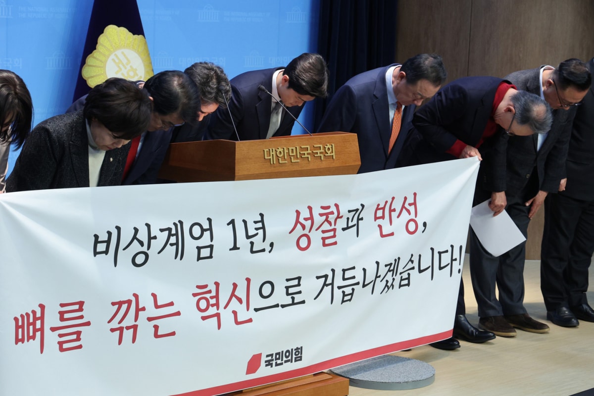 국민의힘  초·재선 의원들이 3일 비상계엄 1년을 맞아 국민 앞 사과문을 냈다. 사진은 김용태 국민의힘 의원을 비롯한 같은당 초·재선 의원들이 서울 여의도 국회 소통관에서 열린 기자회견에서 국민들께 허리 숙여 인사하는 모습. /사진=뉴스1