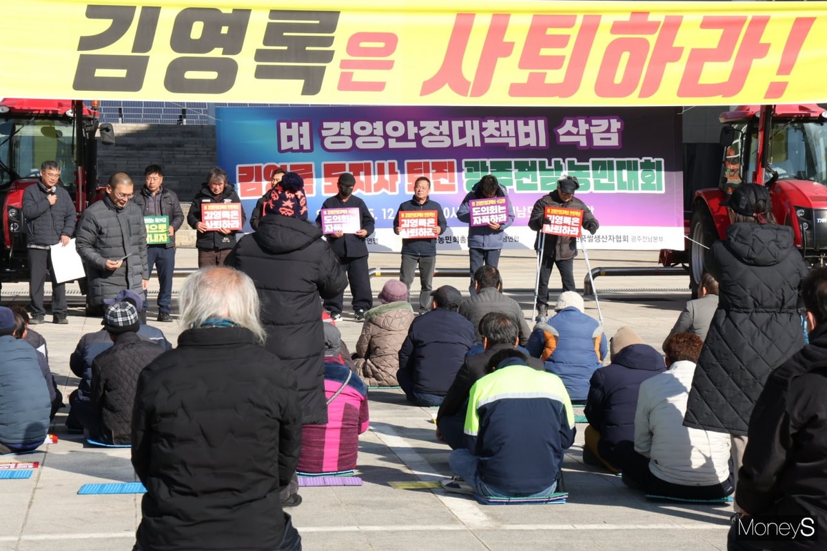 전국농민회 광주전남연맹 등 지역 농민단체는 9일 전남도의회 앞에서 집회를 열어 전남도와 도의회의 벼 경영안정대책비 50% 삭감에 항의집회를 하고 있다./사진=홍기철기자