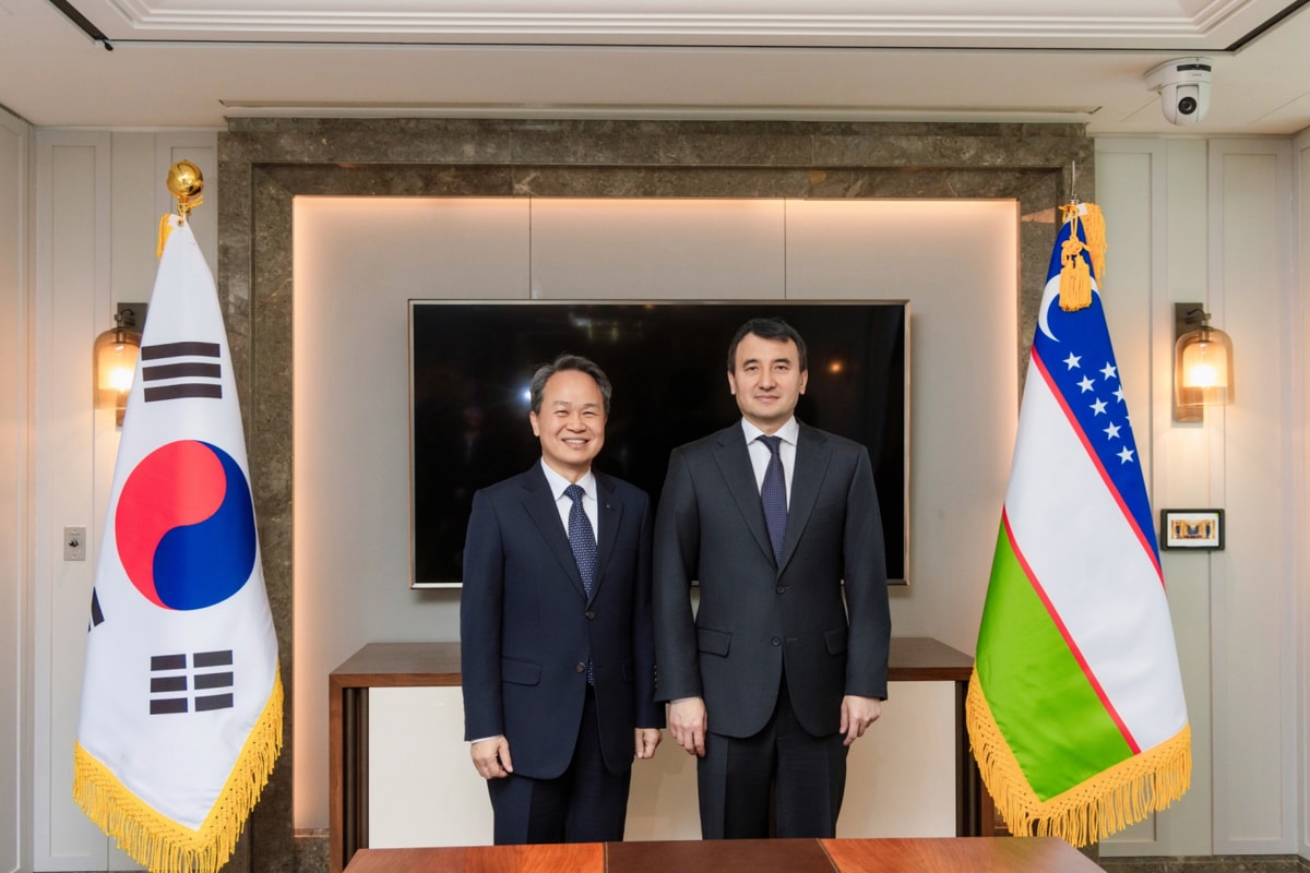 행사에 참석한 진옥동 신한금융그룹 회장(사진 왼쪽)과 잠시드 호자예프 우즈베키스탄 부총리가 기념촬영을 하고 있다./사진=신한금융 