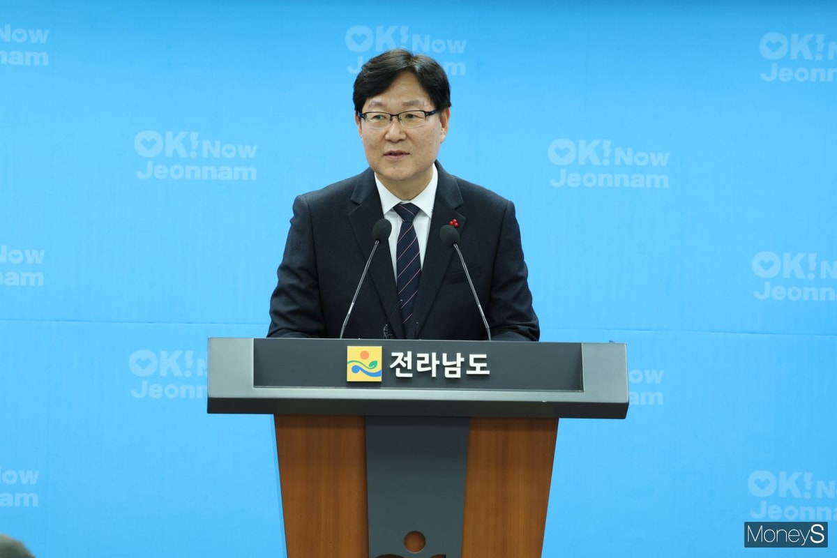 김규웅 전남도 대변인이 11일 도청 브리핑룸에서 기자회견을 통해 인공태양 연구시설 전남 나주 확정 환영성명서를 발표하고 있다./사진=홍기철기자