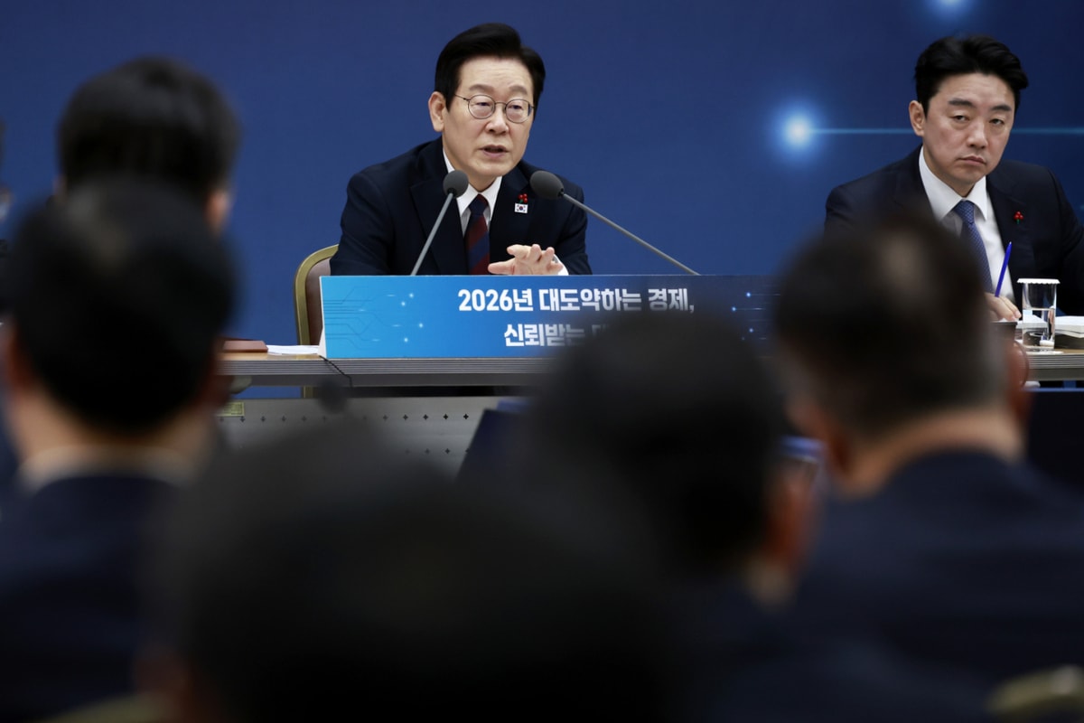 이재명 대통령이 부처별 첫 업무보고에서 "공직자들 중 극히 소수가 마치 연못에 흙탕물을 일으키는 것처럼 물을 흐리고 있다"고 전했다. 사진은 11일 이 대통령이 세종 어진동 정부세종컨벤션센터에서 열린 '2026년 대도약하는 경제, 신뢰받는 데이터' 기획재정부-국가데이터처 업무보고에서 발언하는 모습. /사진=뉴시스