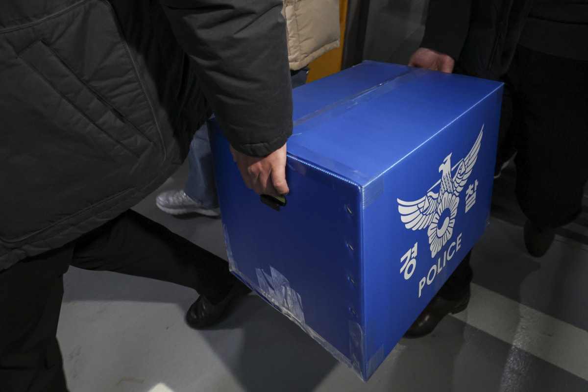 경찰이 대규모 개인정보 유출 사태를 빚은 쿠팡을 상대로 사흘째 강제수사를 벌이고 있다. 사진은 지난 9일 오후 서울 송파구 쿠팡 본사 사무실에서 압수수색을 마친 경찰들이 압수품을 옮기고 있는 모습. /사진= 뉴스1 김진환 기자